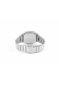 Montre carrée en argent avec un bracelet en métal, présentant une surface polie, un design minimaliste et une fermeture à boucle.