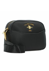 Borsa a tracolla in pelle nera texture con logo dorato, chiusura con zip e tracolla regolabile in satin. Presenta bordi arrotondati e cuciture a contrasto.
