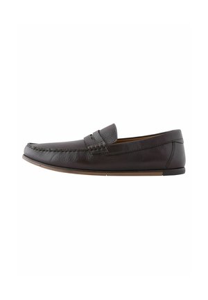 Mocasín de cuero marrón con textura cosida, punta redondeada, un ligero tacón y una tira decorativa a lo largo del empeine. Acabado suave.
