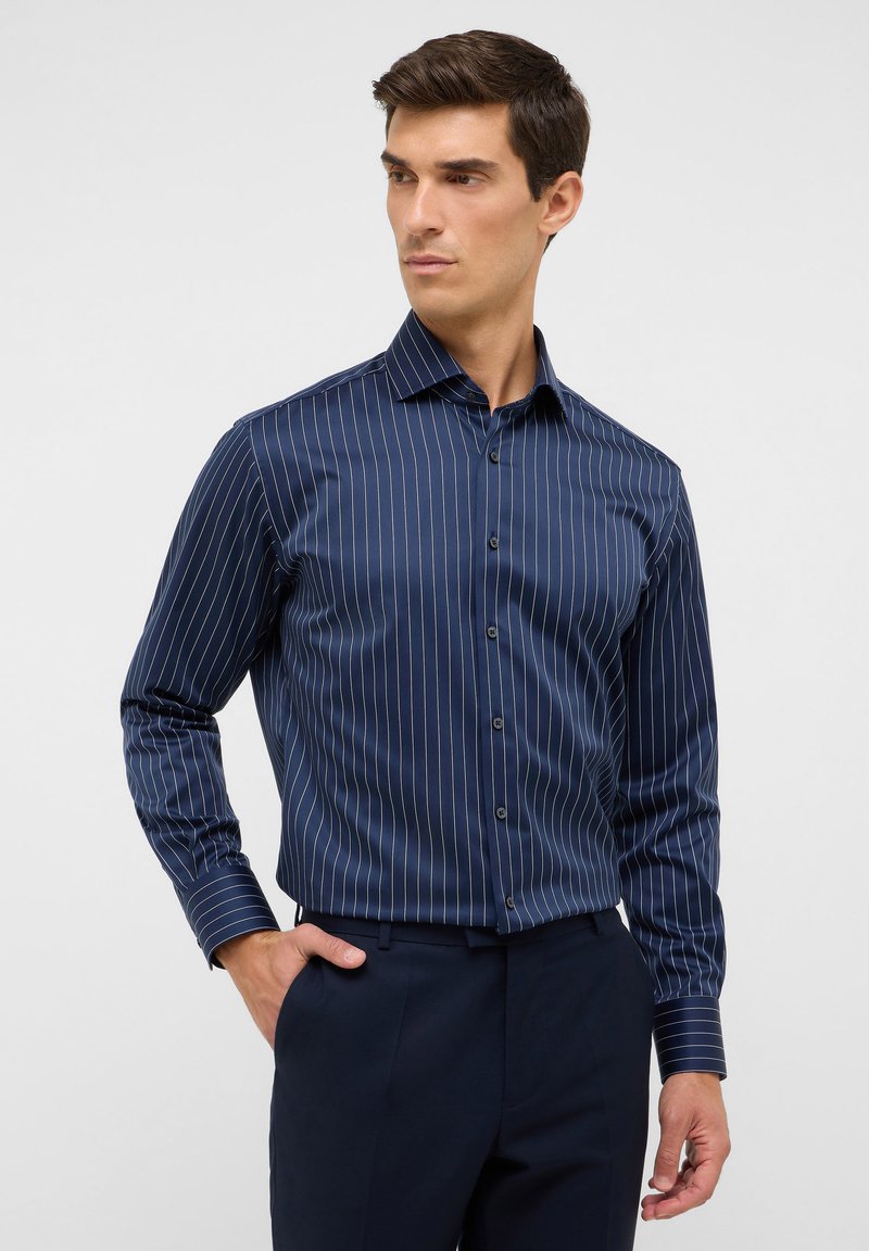 Camicia a maniche lunghe blu navy con sottili righe bianche verticali, colletto alla francese e chiusura con bottoni, realizzata in tessuto morbido.