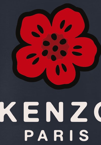 Rode bloemgrafiek met zwarte omtrekken, met ronde bloemblaadjes en een donkere kern, boven de tekst "KENZO PARIS" in het wit op een marineblauwe achtergrond.