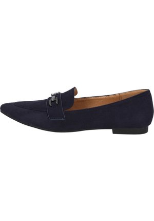 Mocassino in suede blu navy con punta affusolata, dotato di una fascia decorativa e piccolo accessorio metallico. Suola piatta, design minimalista.