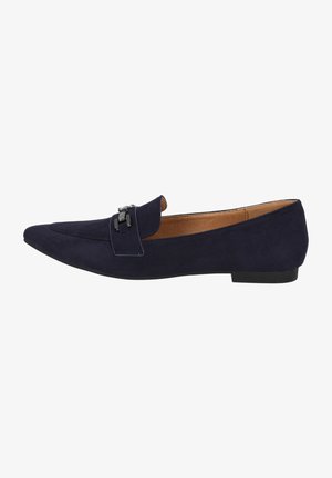 Marineblå ruskindsloafer med spids tå, prydet med en dekorativ rem og små metalhardwaredetaljer. Flad sål, minimalistisk design.