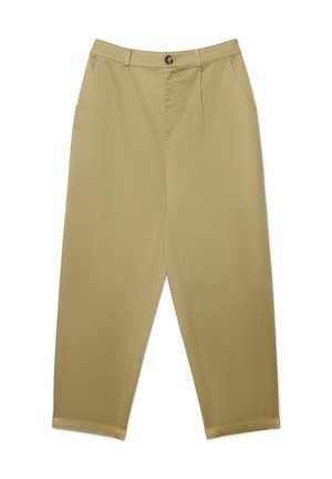 Pantaloni color kaki chiaro con una texture liscia, dotati di chiusura con bottone, tasche frontali e vestibilità comoda. Progettati con pieghe sul davanti.