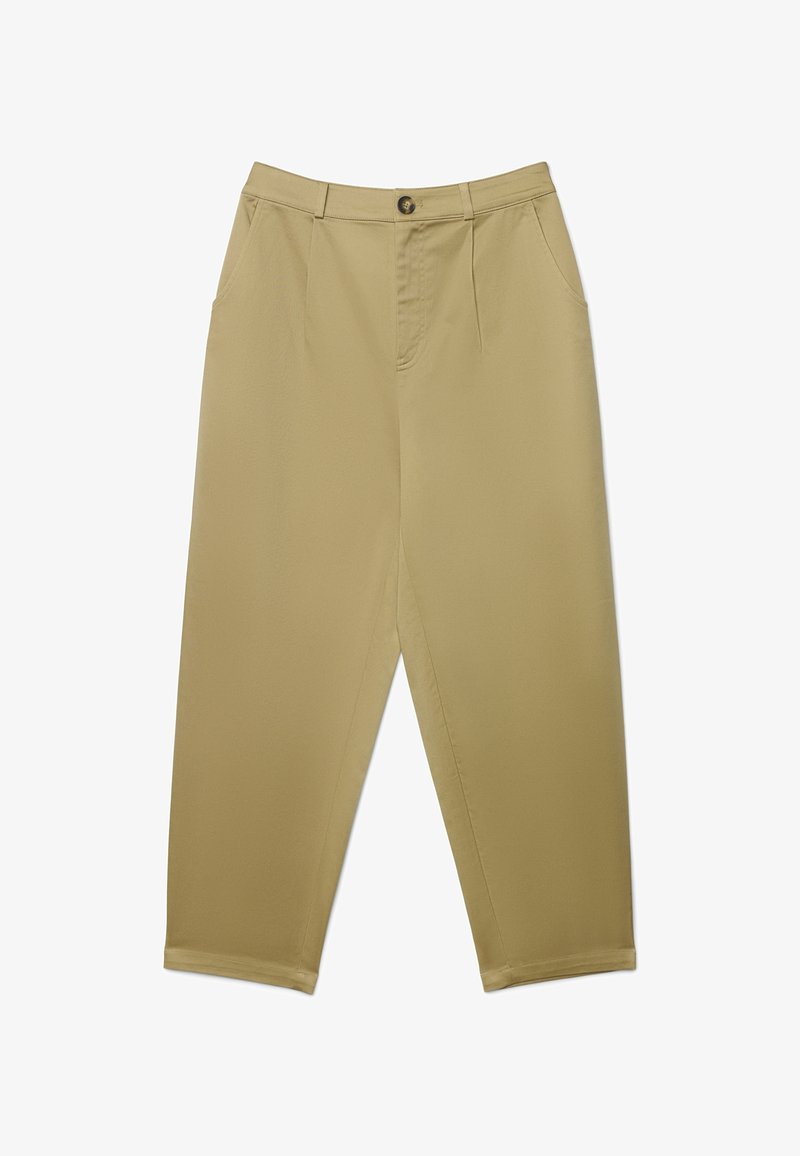 Pantaloni color kaki chiaro con una texture liscia, dotati di chiusura con bottone, tasche frontali e vestibilità comoda. Progettati con pieghe sul davanti.