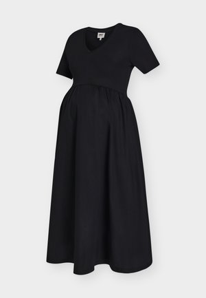 Vestido premamá negro con escote en V, mangas cortas y cintura imperio fruncida, que fluye hacia una falda larga y suelta.