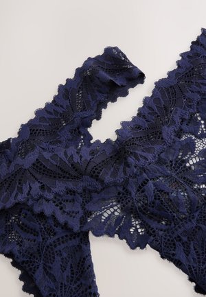 Material din dantelă albastru închis cu modele florale și margini ondulate. Textură delicată, detalii complexe pe toată suprafața, conceput pentru lenjerie intimă.