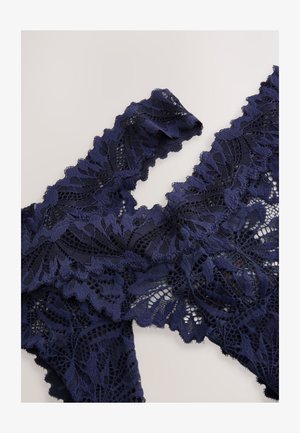 Tissu en dentelle bleu marine avec motifs floraux et bords festonnés. Texture délicate, détails complexes sur toute la surface, conçu pour les vêtements intimes.