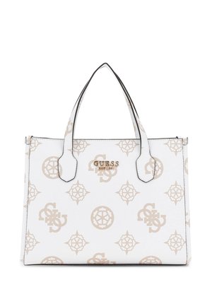 Hvid Guess håndtaske med beige logomønstre, to top-håndtag og en guldfarvet Guess logoplade foran i midten.