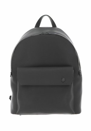 Sac à dos en cuir noir avec une poche avant à rabat, une poignée supérieure et une fermeture éclair double.