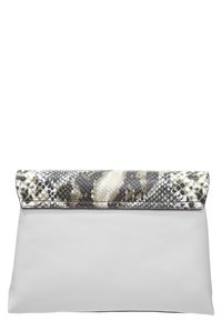 Hvid læderclutch med klap i slangeskindsmønster i nuancer af grå og creme. Glat tekstur med et slankt, minimalistisk design.