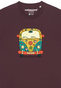 Bruine t-shirt met een kleurrijk busontwerp met bloempatronen, harten en een 'PEACE' label op de bumper. Katoenen materiaal.