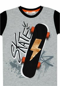 Grijze T-shirt met korte mouwen featuring een zwart skateboardontwerp, oranje accenten, vonken illustraties en een gouden sequins bliksemschicht.