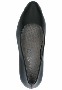 Chaussons ballerines à bout pointu en cuir noir avec semelle intérieure rembourrée arborant le logo de la marque CAPRICE et un symbole en cuir.