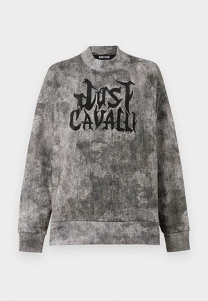 Pilkas džemperis su tekstūriniu, margu paviršiumi. Priekyje yra juodas "Just Cavalli" užrašas. Su raukšlėtu apykakle ir rankovėmis.