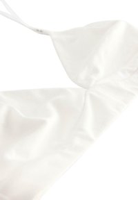 Vitt triangulärt bh i slät tyg, med justerbara axelband och insyning för form. Minimalistisk design utan mönster.