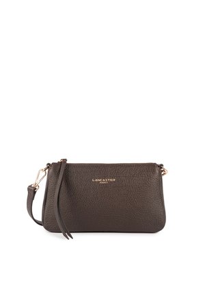 Pochette en cuir marron foncé texturé avec bracelet, fermeture éclair dorée et logo "Lancaster Paris" en or sur le devant.