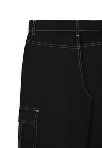 Schwarze Cargo-Hosen mit einem elastischen Bund, ausgestattet mit weißen Nähten und einer Seitentasche. Das Material wirkt glatt mit einem strukturierten Design.