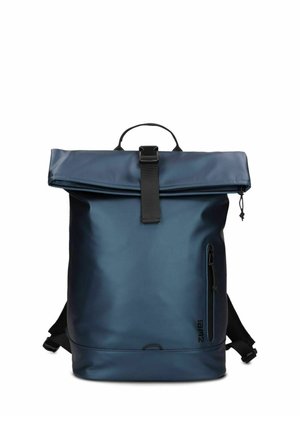 Zaino roll-top blu navy opaco con fibbia nera, tasca laterale con zip, manico per il trasporto e spallacci regolabili.