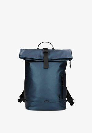 Mochila enrollable azul marino mate con hebilla negra, bolsillo lateral con cremallera, asa de transporte y correas ajustables para los hombros.