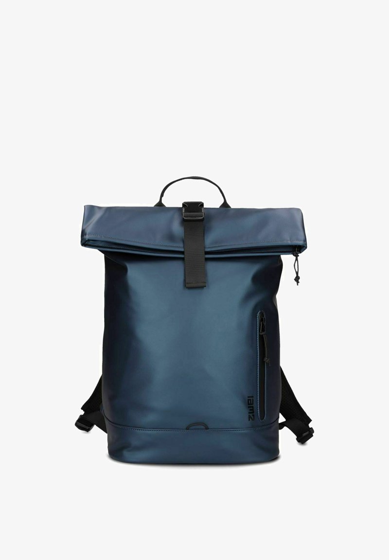 Sac à dos à enroulement bleu marine mat avec boucle noire, poche zippée latérale, poignée de transport et bretelles réglables.