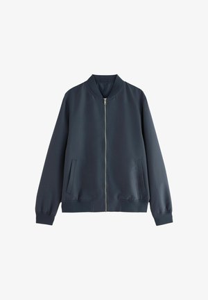 Giacca bomber blu navy, realizzata in tessuto morbido, presenta una chiusura zip frontale, colletto e polsini a coste, con due tasche laterali e orlo elasticizzato.
