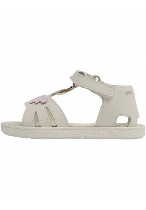 Ljust grå lädersandal med utskärningar, justerbar rem, rosa molnaccent och texturerad gummisula. Öppen tå och öppet bakstycke för ventilation.