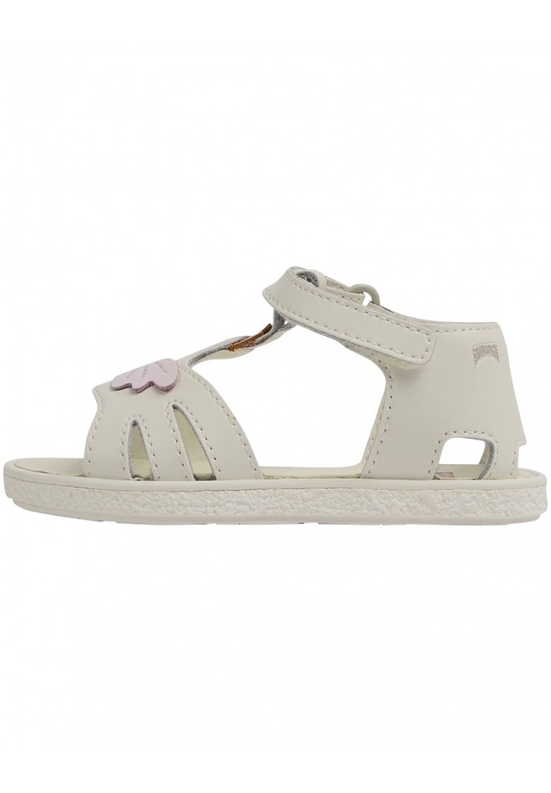 Ljust grå lädersandal med utskärningar, justerbar rem, rosa molnaccent och texturerad gummisula. Öppen tå och öppet bakstycke för ventilation.