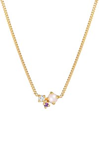 Collana in oro con tre gemme: una pietra trasparente, una pietra rosa e una pietra viola, ciascuna montata in un'impostazione a griffe distintiva.