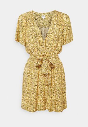 Vestido amarillo con estampado floral, escote en V pronunciado, mangas cortas tipo volante y cinturón de lazo en la cintura. Confeccionado con un tejido ligero y texturizado.