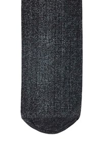 Sort stofsok med et tekstureret mønster, der har små metallic prikker fordelt over det. Afrundet tå med en sømløs konstruktion.