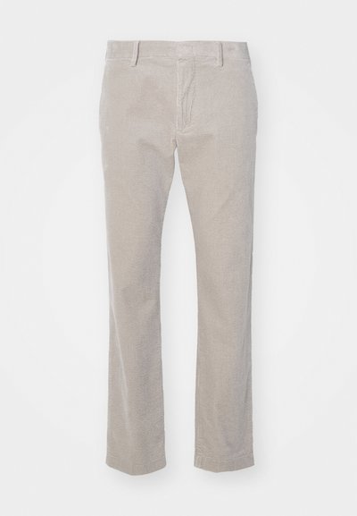 Pantaloni din corduroy bej cu textură verticală de tip ribbed, croială dreaptă și talie standard. Include buzunare frontale și curea.