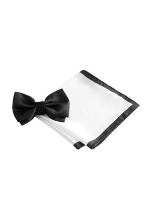 Schwarze Satin-Fliege, auf einem gefalteten weißen Einstecktuch mit schwarzem Rand positioniert, beide auf weißem Hintergrund.