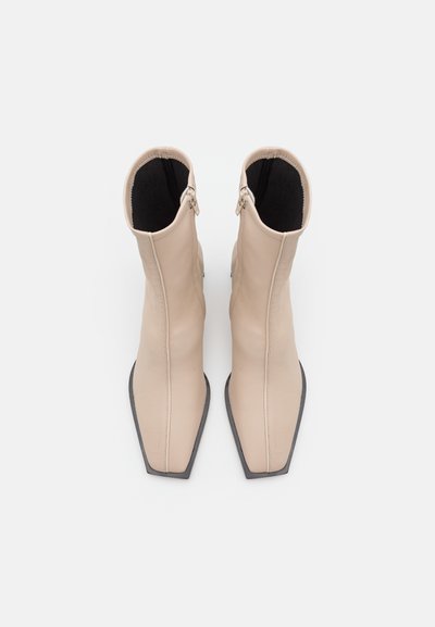 Studio Amelia SQUARED SOCKETTE 70 BOOT - Κλασικές μπότες αστραγάλου - stone