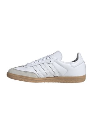 Sneaker bianche in pelle con finitura liscia, dotate di tre righe diagonali e suola in gomma testurizzata. Design con punta rotonda e lacci.