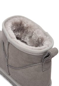 Szare zamszowe botki sięgające kostki z miękką, puszystą podszewką, okrągłym kształtem i wzmocnionym obcasem. Posiadają przeszywaną szew i pętelkę do łatwego zakładania.