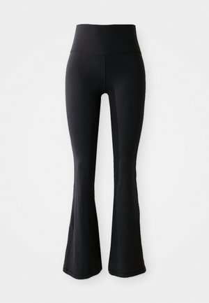 Czarne, rozszerzane legginsy do jogi, wykonane z elastycznego materiału z wysokim stanem, o gładkiej fakturze i bez widocznych wzorów lub akcentów.