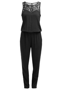 Combinaison noire avec un revêtement en dentelle au niveau du col. Design sans manches, coupe décontractée, jambes fuselées et taille élastique pour le confort.