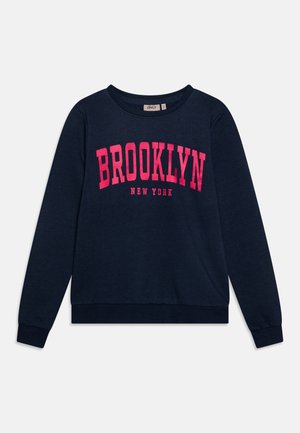 Sweat-shirt bleu marine à manches longues avec texte rose "BROOKLYN" et plus petit "NEW YORK" à l'avant, col rond, poignets et bord-côte.
