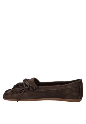 Donkerbruine suède mocassin met een decoratief strikje en stiksel, met een dunne beige rubberen zool.