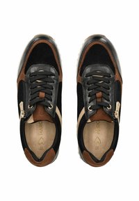 Sneaker sintetici neri e marroni realizzati in materiali mesh e pelle, con lacci, una cerniera laterale e una suola testurizzata.