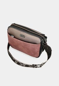 Borsa a tracolla trapuntata rosa e grigia con doppia cerniera, dettagli neri e una tracolla patterned. Materiale testurizzato con tracolla regolabile.