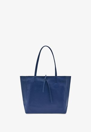 Bolso tote de cuero azul marino con dos asas largas, acabado texturizado, apertura superior y un detalle decorativo de lazo de cuero.