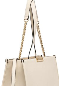 Borsa a mano in finta pelle beige con un design strutturato, tracolla in catena dorata, accenti neri e una placca metallica con il logo sulla parte anteriore.