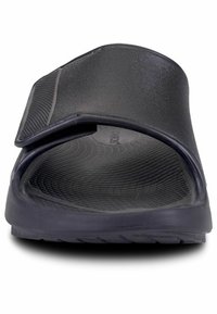 Sandalo nero a scivolo con una morbida parte superiore in materiale sintetico, cinturino testurizzato e soletta sagomata. Suola esterna in gomma durevole con motivo antiscivolo.