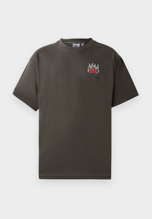 Koszulka z krótkim rękawem w kolorze oliwkowym, wykonana z bawełny, z czerwonym logo płomienia i wzorem serca. Klasyczny okrągły dekolt i luźny krój.