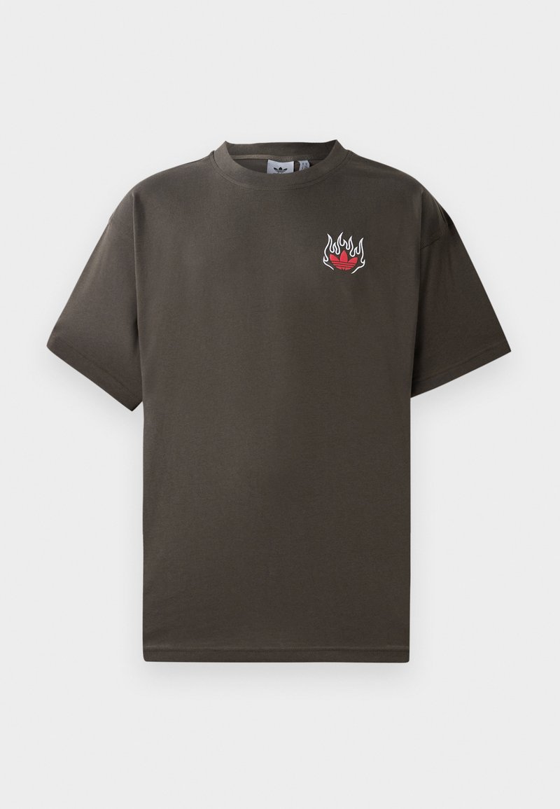 Camiseta de algodón de manga corta en color verde olivo con un logotipo de llama roja que incluye un diseño de corazón. Cuello redondo clásico y corte relajado.