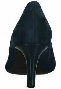 Navy semišová vysoká obuv na podpatku s špičatou špičkou a lesklým tyrkysovým podpatkem. Podešev je černá a obsahuje nenápadný otisk loga.