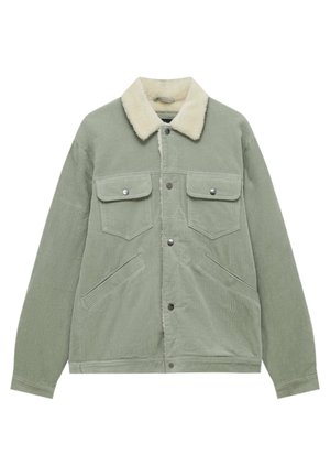 Veste en velours côtelé vert sauge avec col en polaire crème, fermeture à boutons-pression à l'avant, deux poches à rabat sur la poitrine et deux poches fendues sur les côtés.