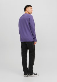 Jack & Jones JJEHILL CREW NECK  - Džemperis - twilight purple